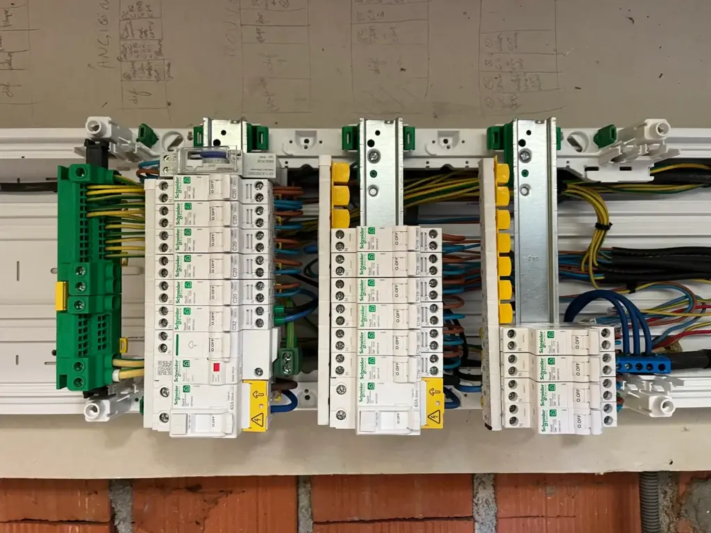 Nouveau tableau électrique moderne installé dans une GTL à Marmande (47200) par un électricien à Marmande (47200).