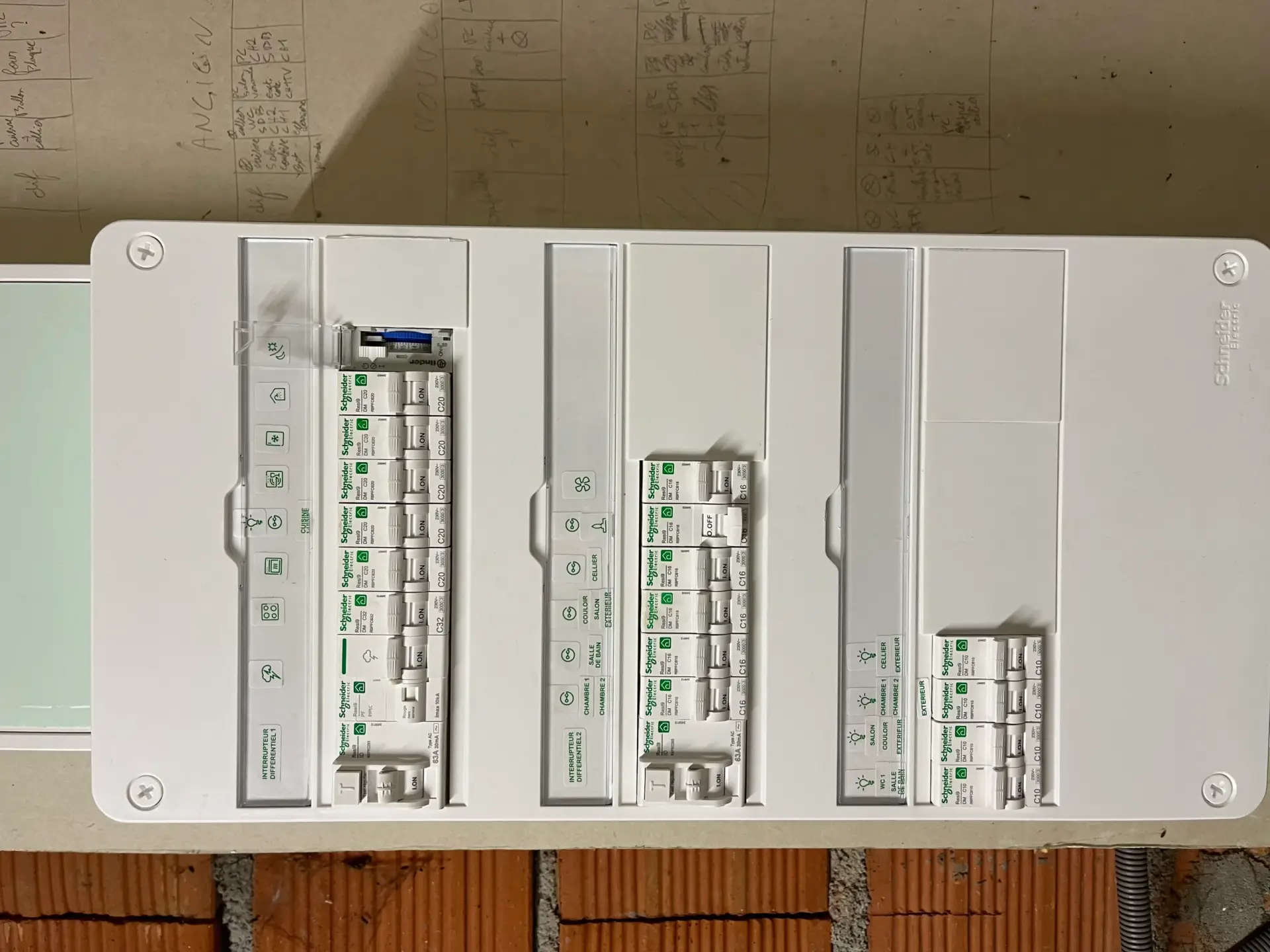 Électricien à Marmande (47200) réalisant la modernisation d’un tableau électrique.