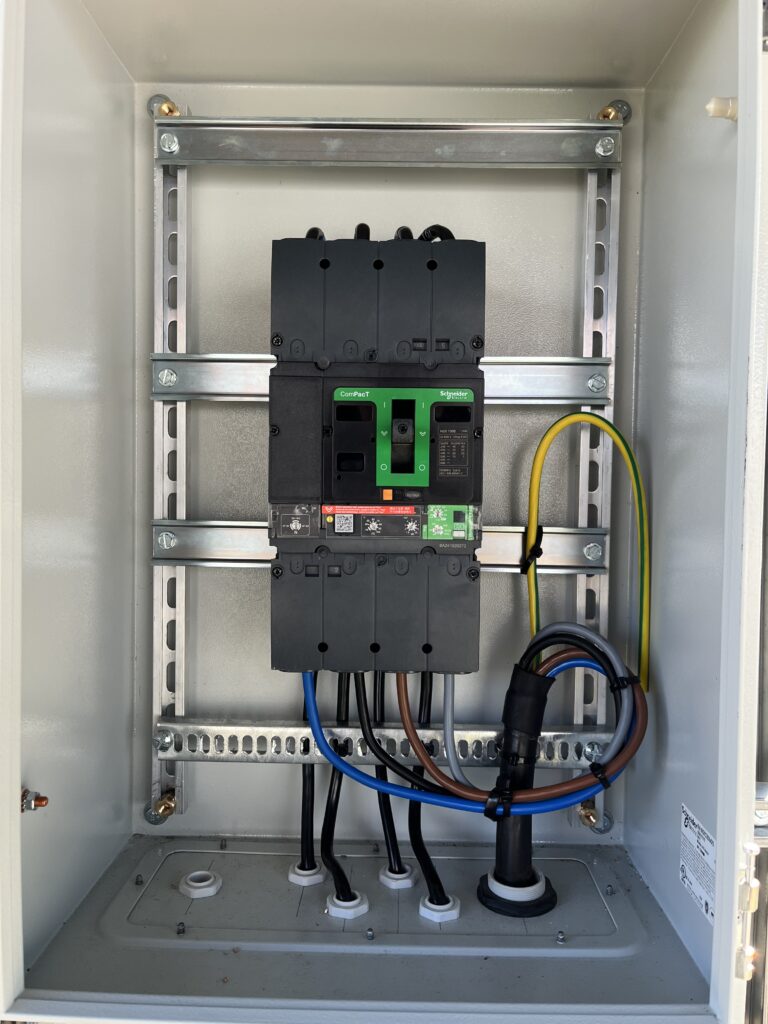 Raccordement électrique réalisé par un électricien Villeneuve 47300 avec tableau et compteur conformes aux normes.