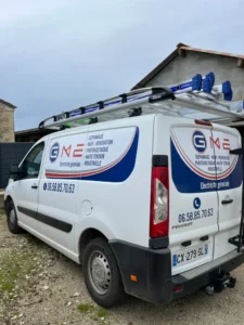 Aménagement complet et optimisé de l’intérieur et de l’arrière du camion d’intervention à Marmande (47200), avec bureau mobile, supports pour appareils et rangements sécurisés.