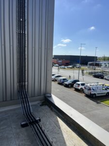 Pose de chemins pour la descente de câbles dans un bâtiment à Marmande (47200).