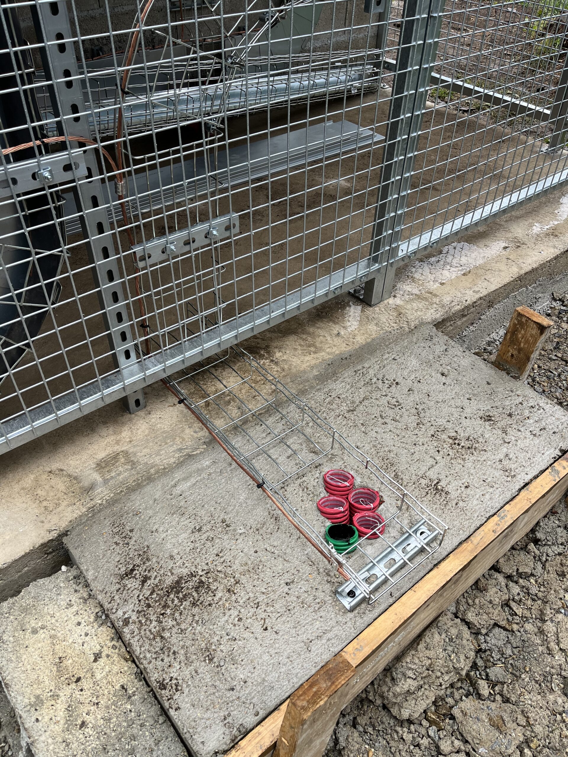 Pose de cablofil au-dessus d’une gaine, avec une fixation rigoureuse pour assurer la durabilité et la ventilation des câbles électriques.