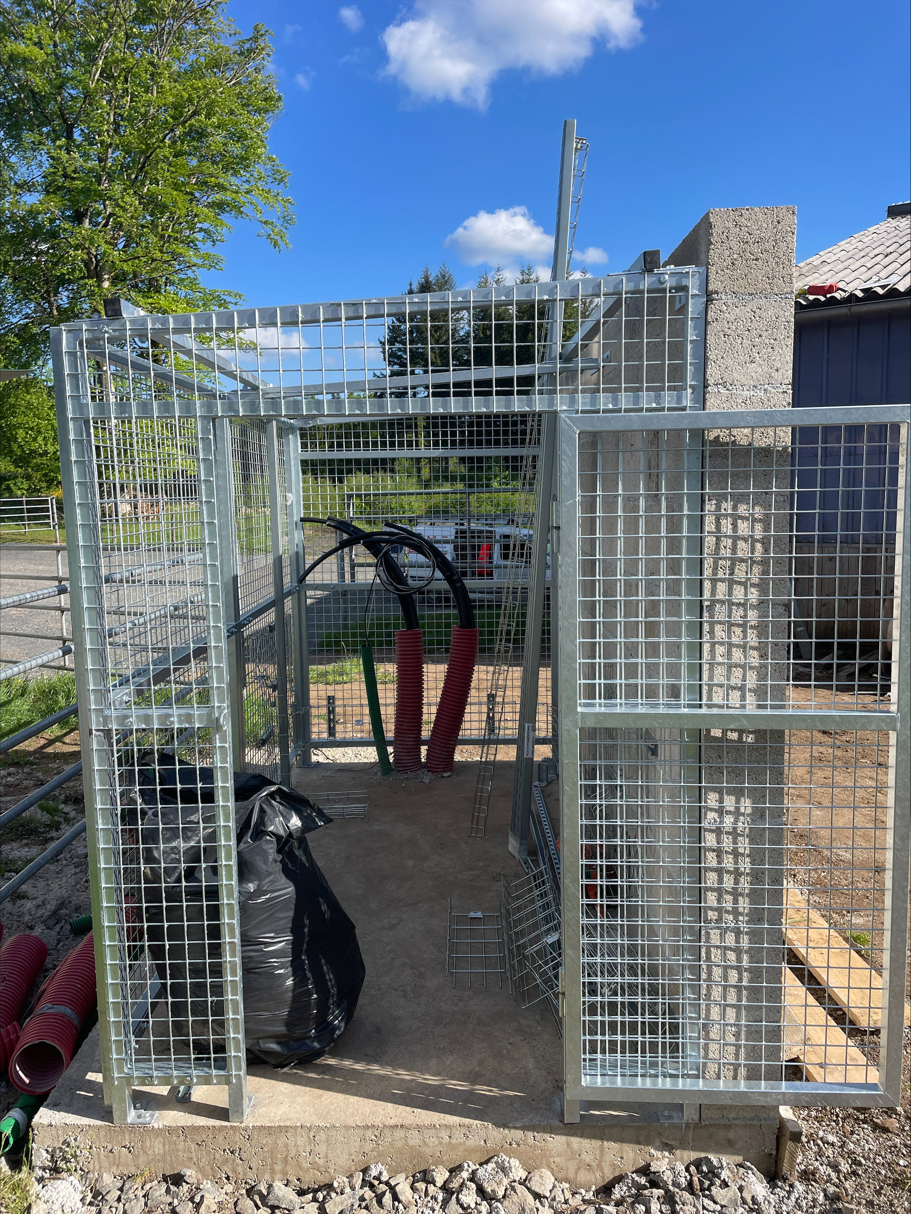 Local technique en cours de pose, avec mise en place des chemins de câbles et préparation des zones de raccordement électrique.
