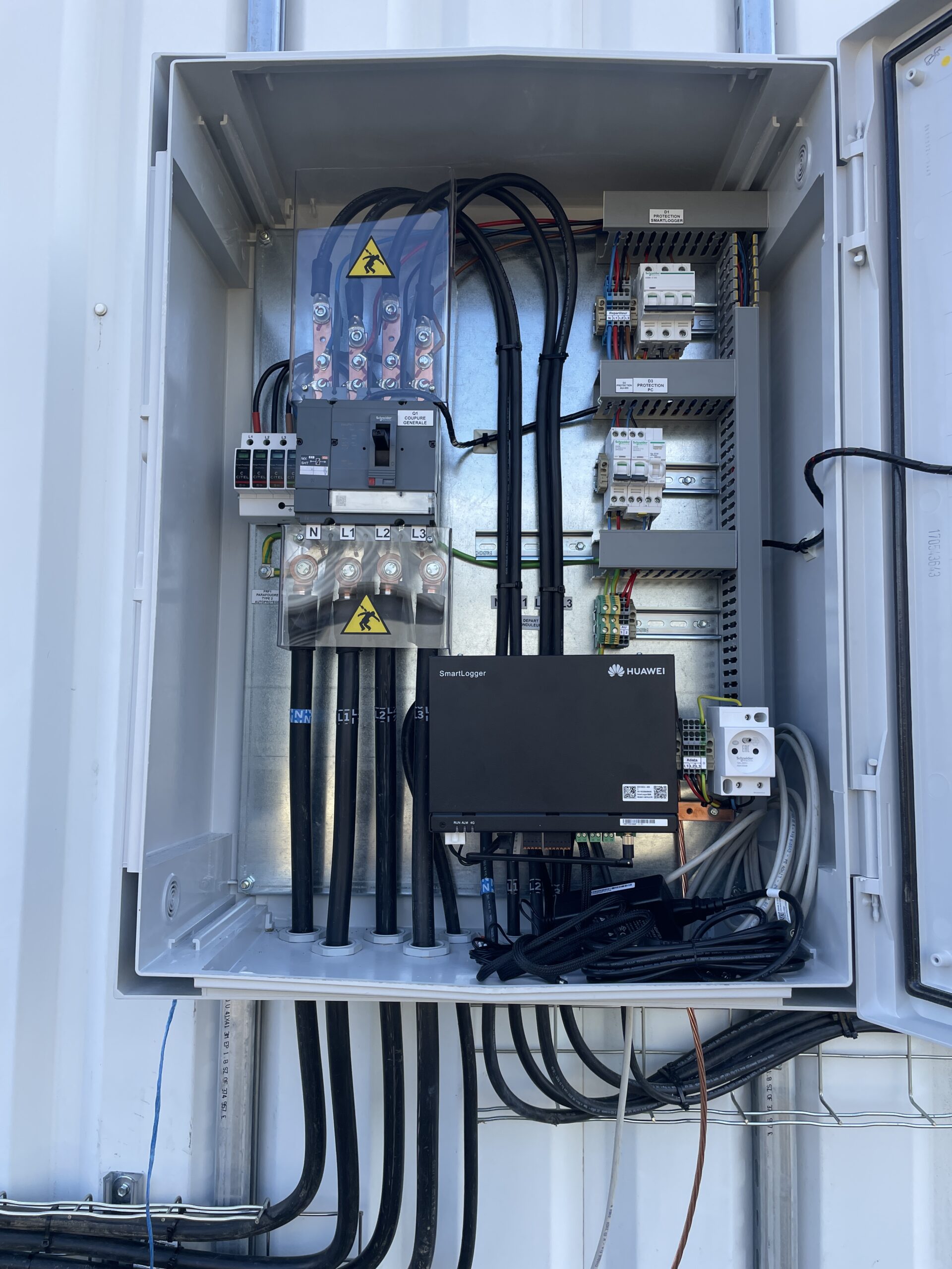 Raccordement d'une armoire photovoltaïque en Vendée pour une installation industrielle par un électricien certifié.