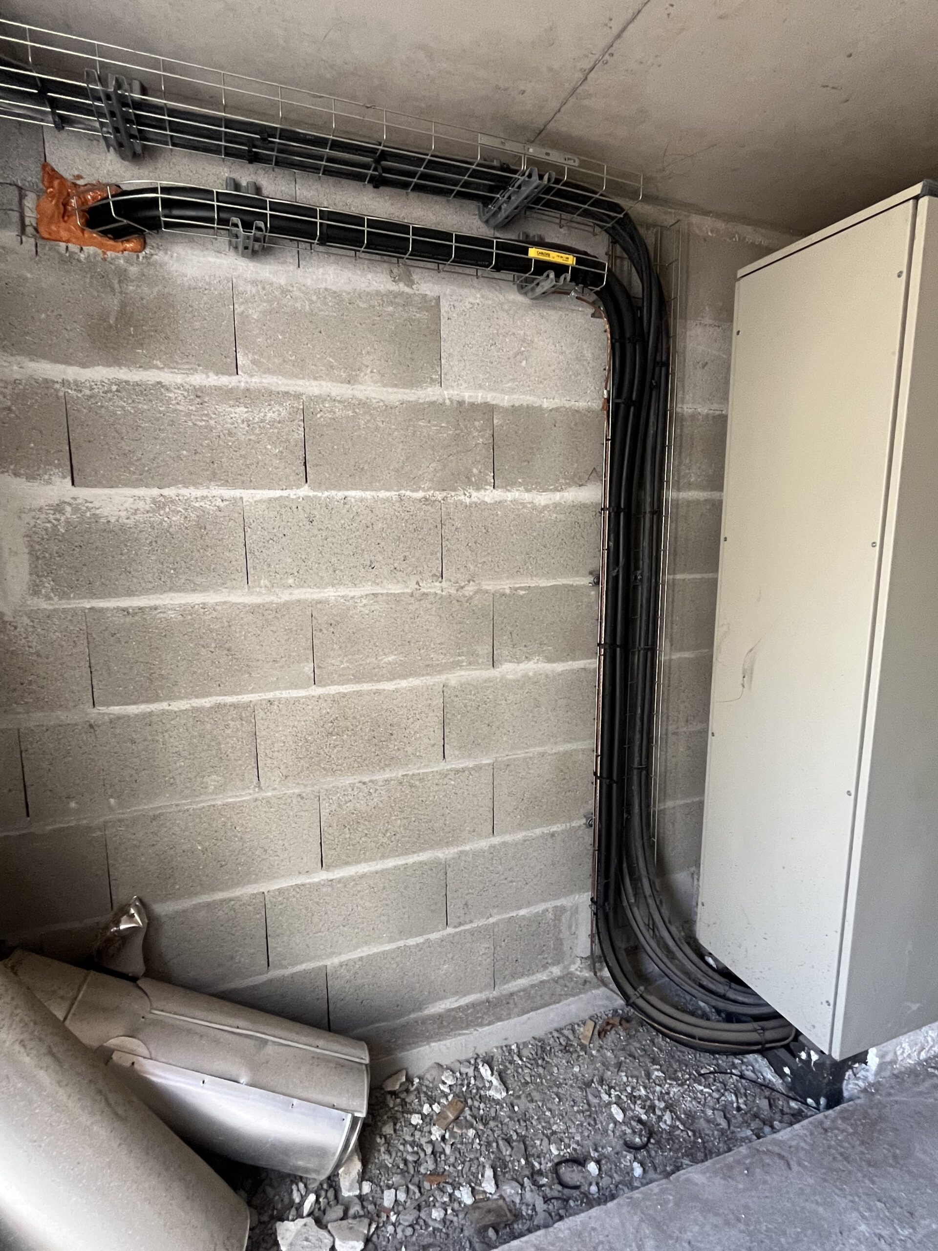 Coffret électrique dans un conteneur solaire thermique avec relais, automate et borniers connectés.