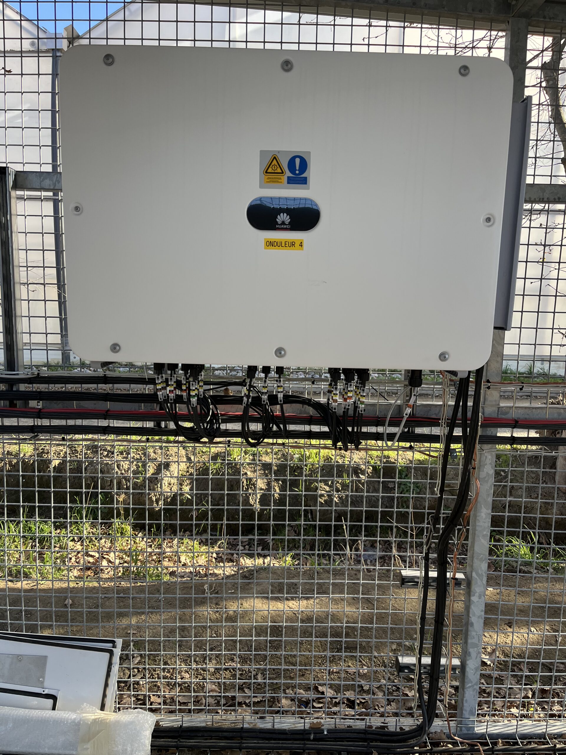 Vue d’un onduleur Huawei 100KTL installé sur plateforme technique photovoltaïque à Perpignan 66000