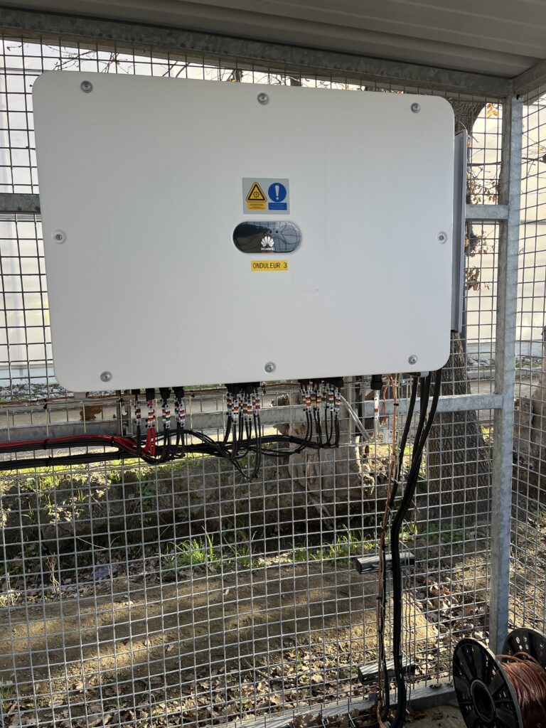 Installation d’un onduleur Huawei 100KTL par un électricien sur un site photovoltaïque flottant à Perpignan 66000