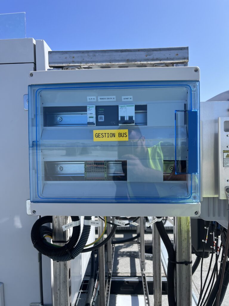 Installation du coffret de communication par un électricien à Villefranche 12200 sur une centrale solaire