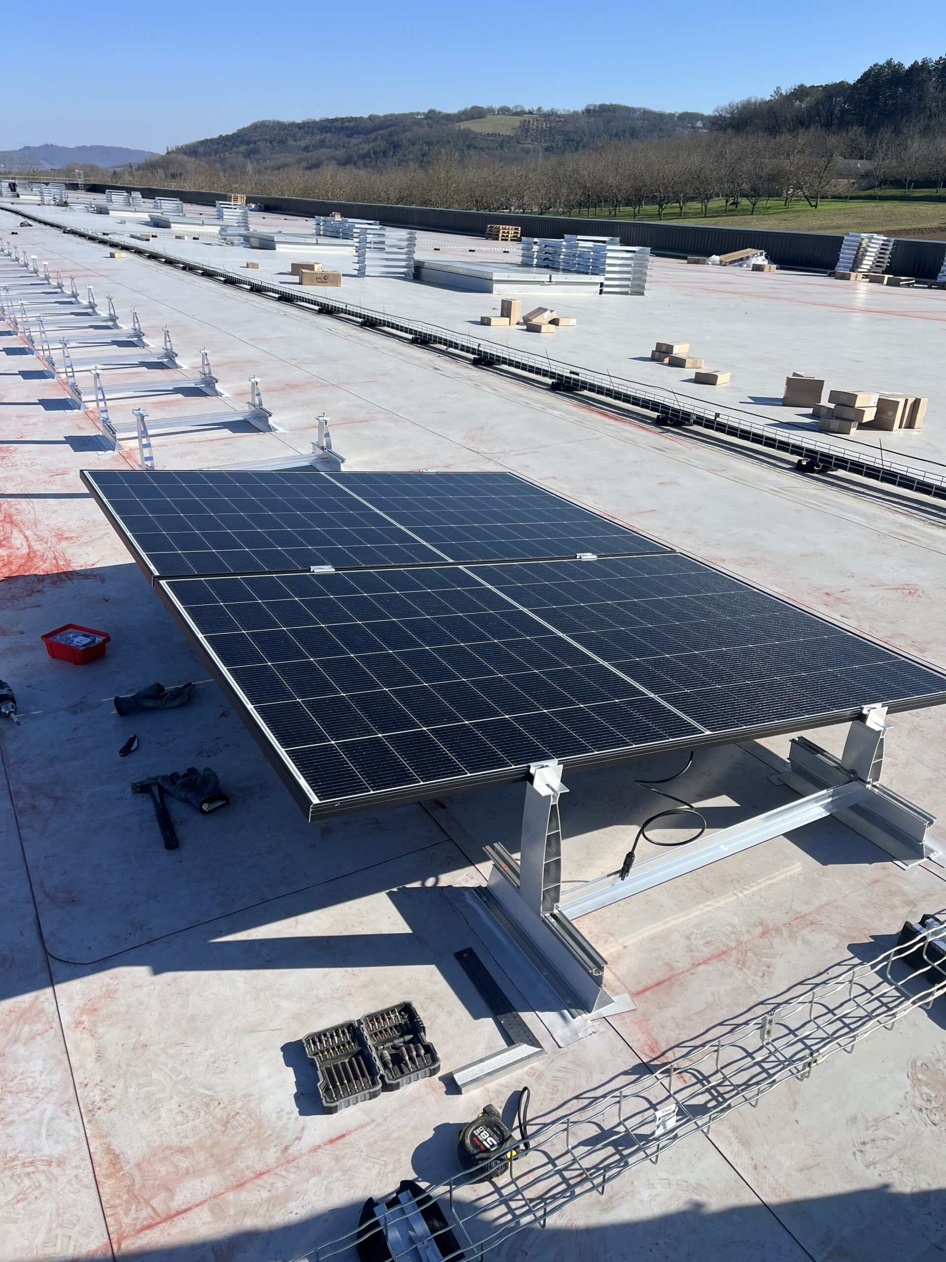 Installation photovoltaïque sur toiture plate réalisée par un électricien qualifié à Marmande 47.
