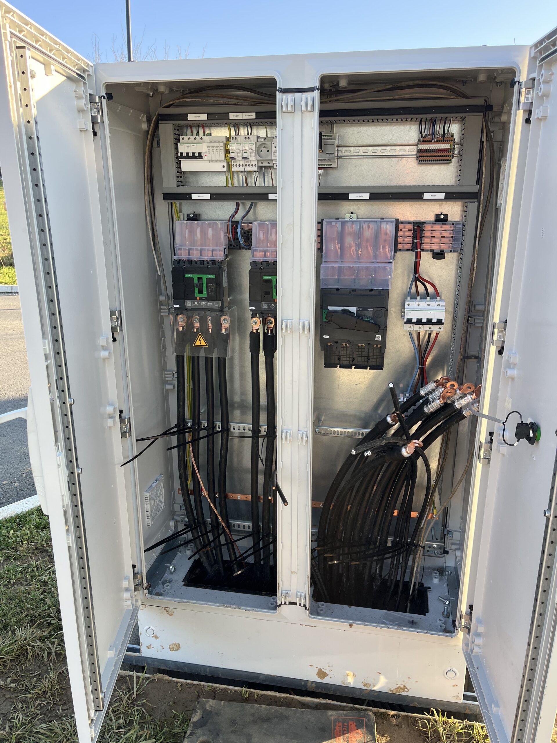 Tableau électrique industriel raccordé à l’énergie solaire par un électricien qualifié à Marmande 47.