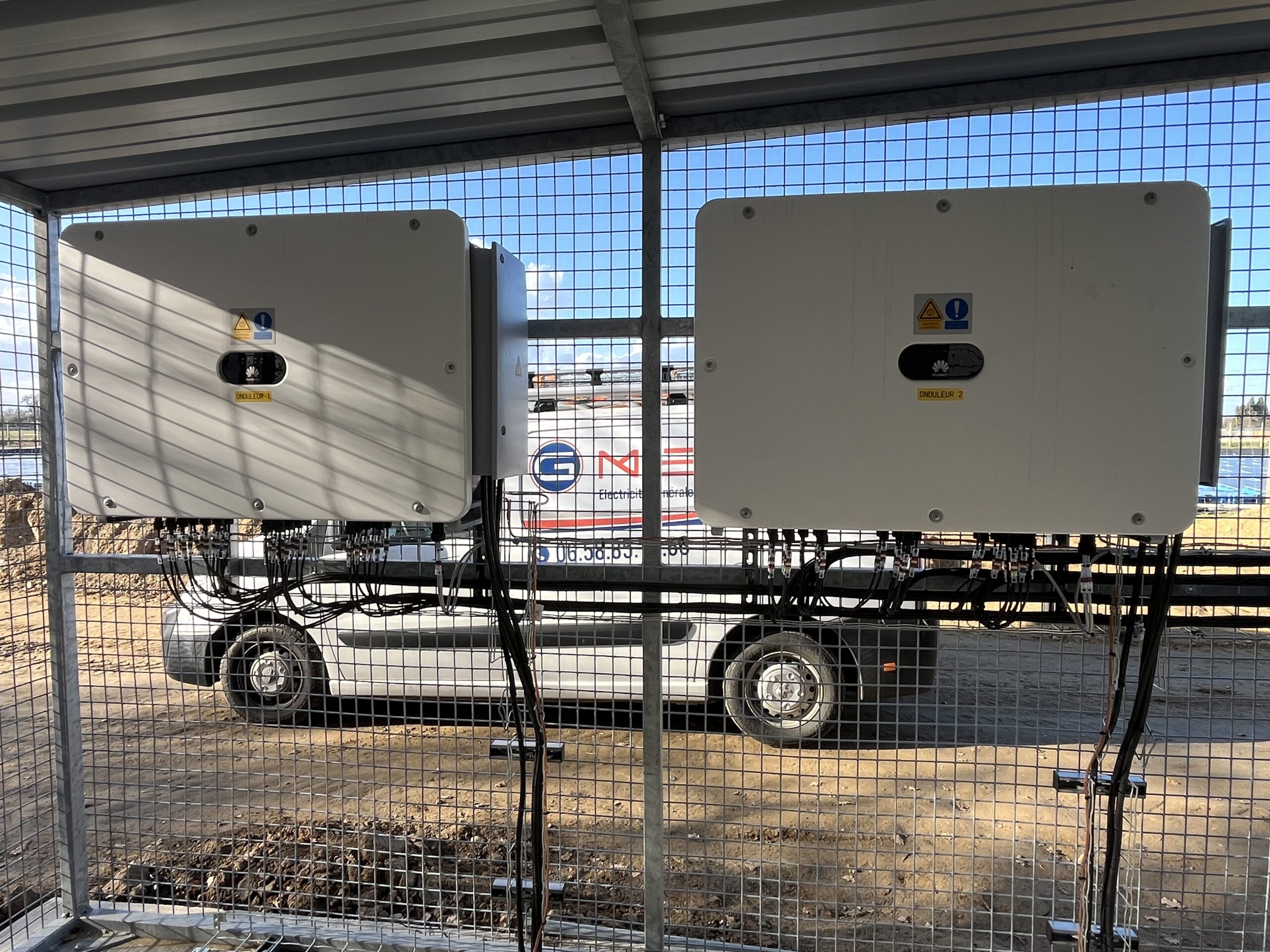 Câble électrique de forte section connecté au local onduleur dans une centrale solaire à Perpignan 66000.