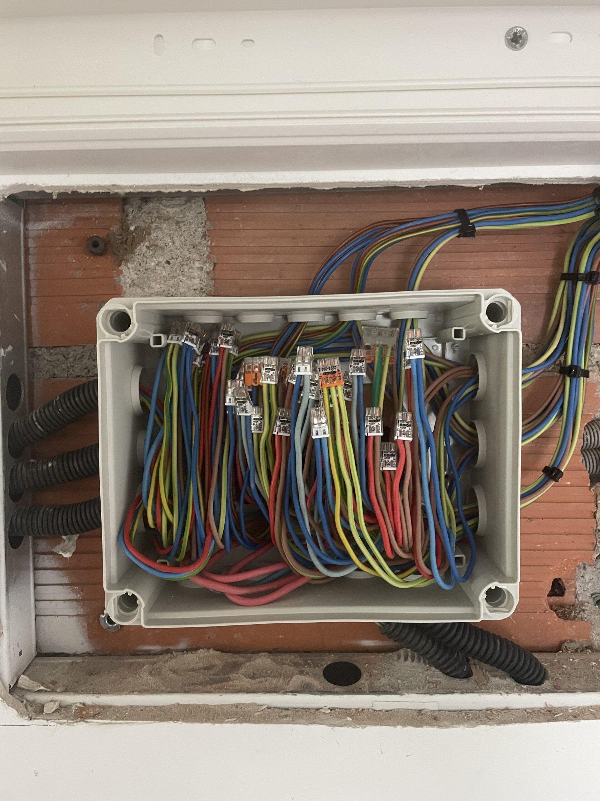Connexions électriques sécurisées dans une boîte de dérivation à électricien à Villeneuve-sur-Lot (47300)