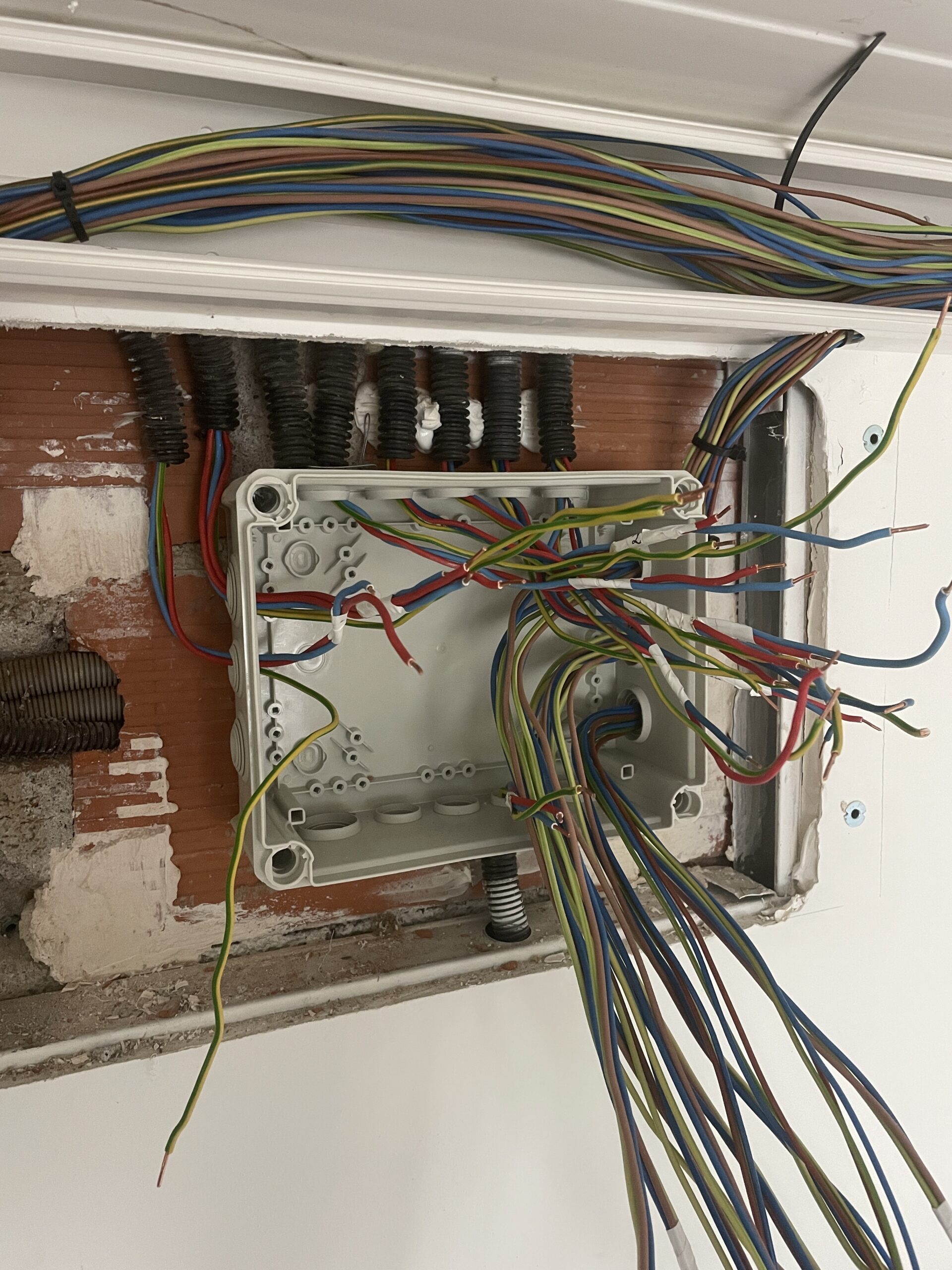 Rallonges de câblage réalisées dans une maison à électricien à Villeneuve-sur-Lot (47300)