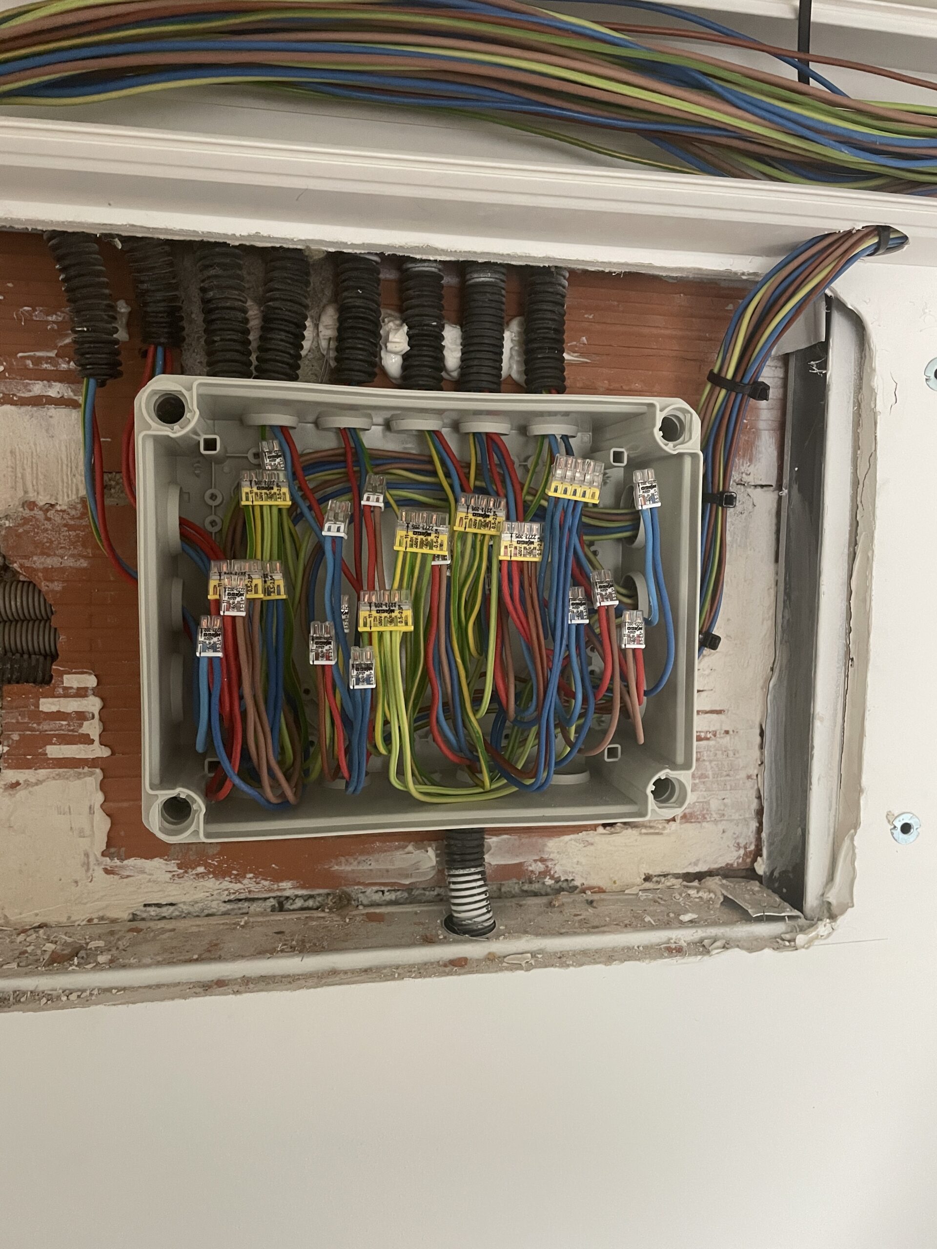 Boîte de dérivation finalisée avec connexions organisées à électricien à Villeneuve-sur-Lot (47300)