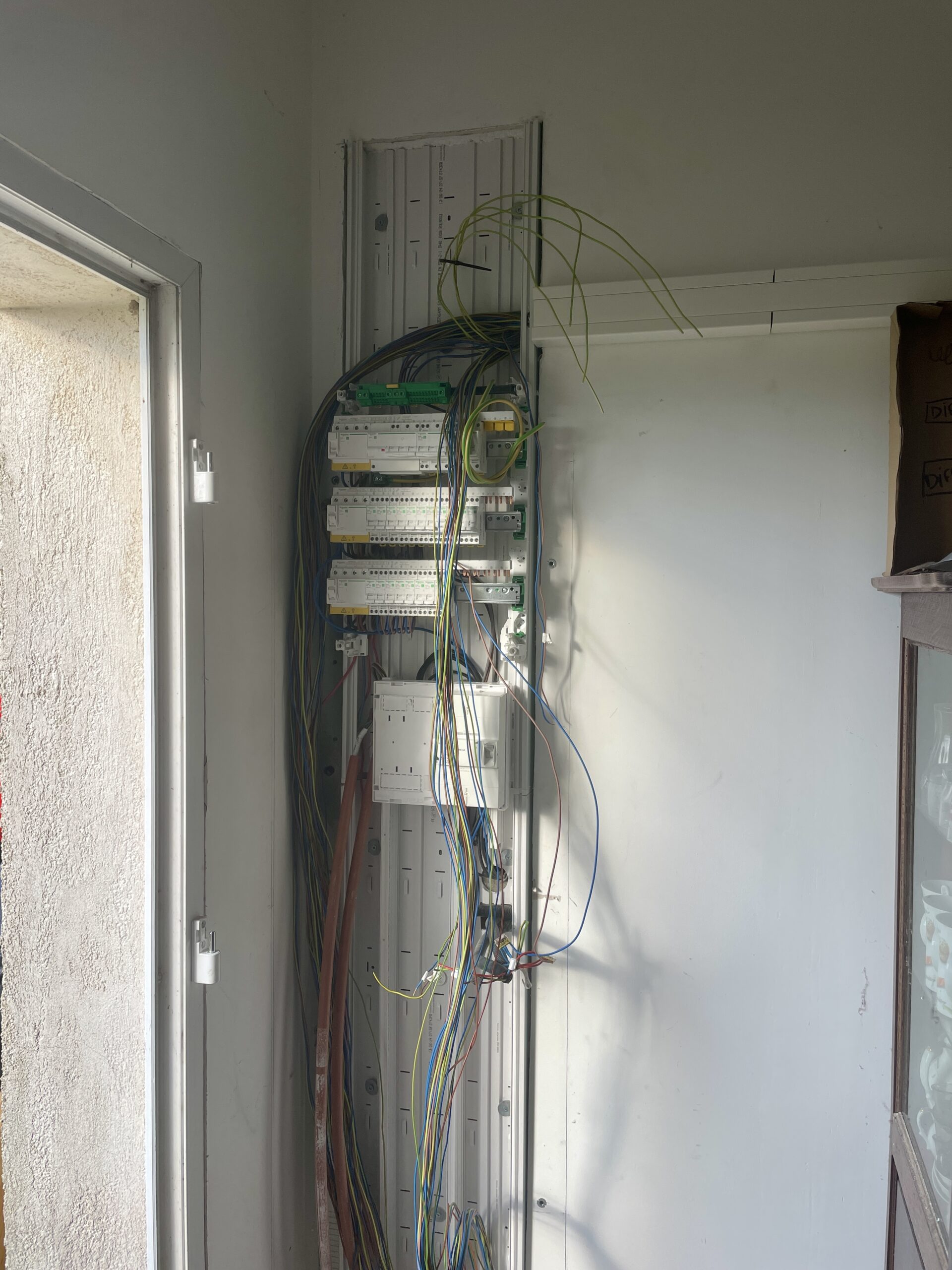 Tableau électrique en cours de câblage dans une habitation à électricien à Villeneuve-sur-Lot (47300)
