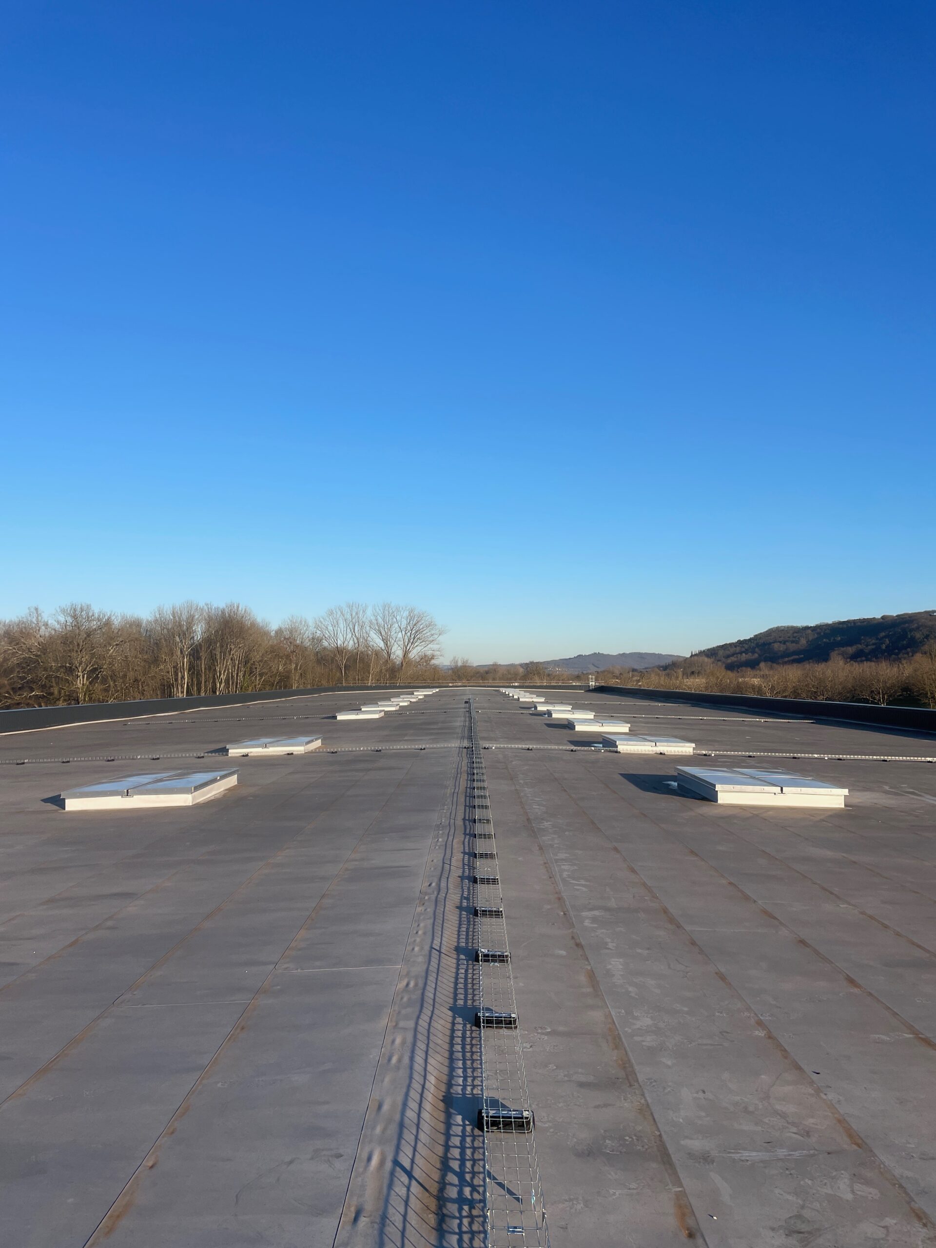 Installation d’un éclairage LED haute performance par un électricien à Brive 19 dans une zone de tri.