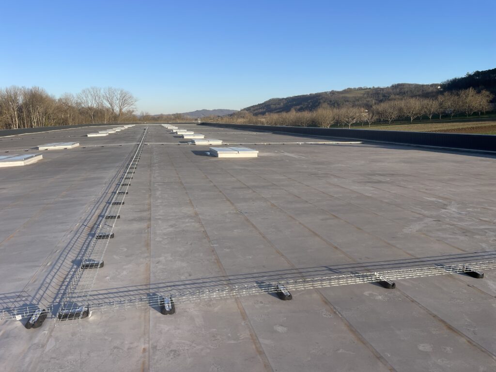 Installation d’un casier Mondial Relay sur plot lesté par un électricien à Marmande 47200, avec raccordement électrique et mise en service connectée.