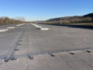 Installation d’un casier Mondial Relay sur plot lesté par un électricien à Marmande 47200, avec raccordement électrique et mise en service connectée.