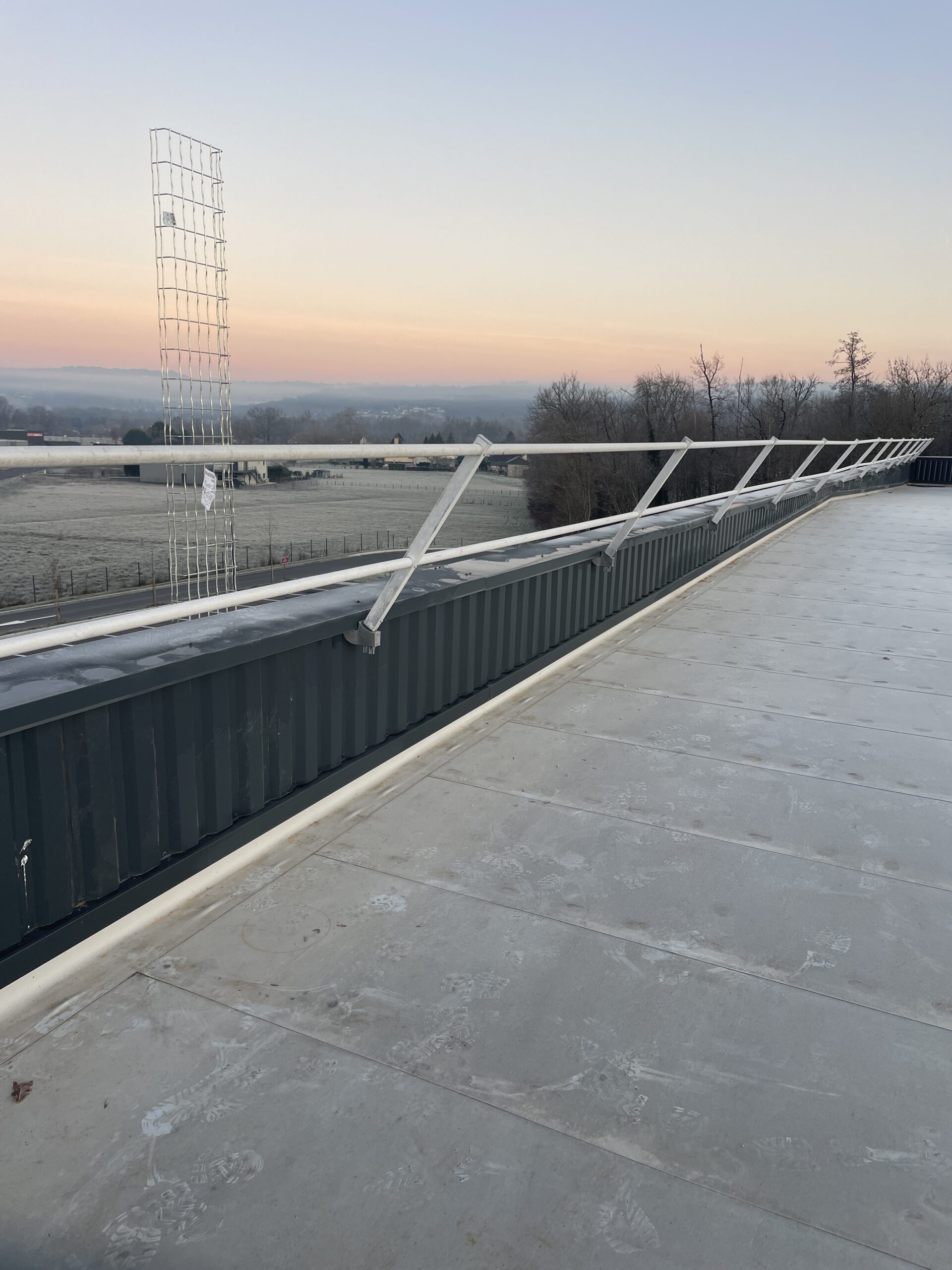 Installation d’un casier Mondial Relay sur plot lesté par un électricien à Marmande 47200, avec raccordement électrique et mise en service connectée.