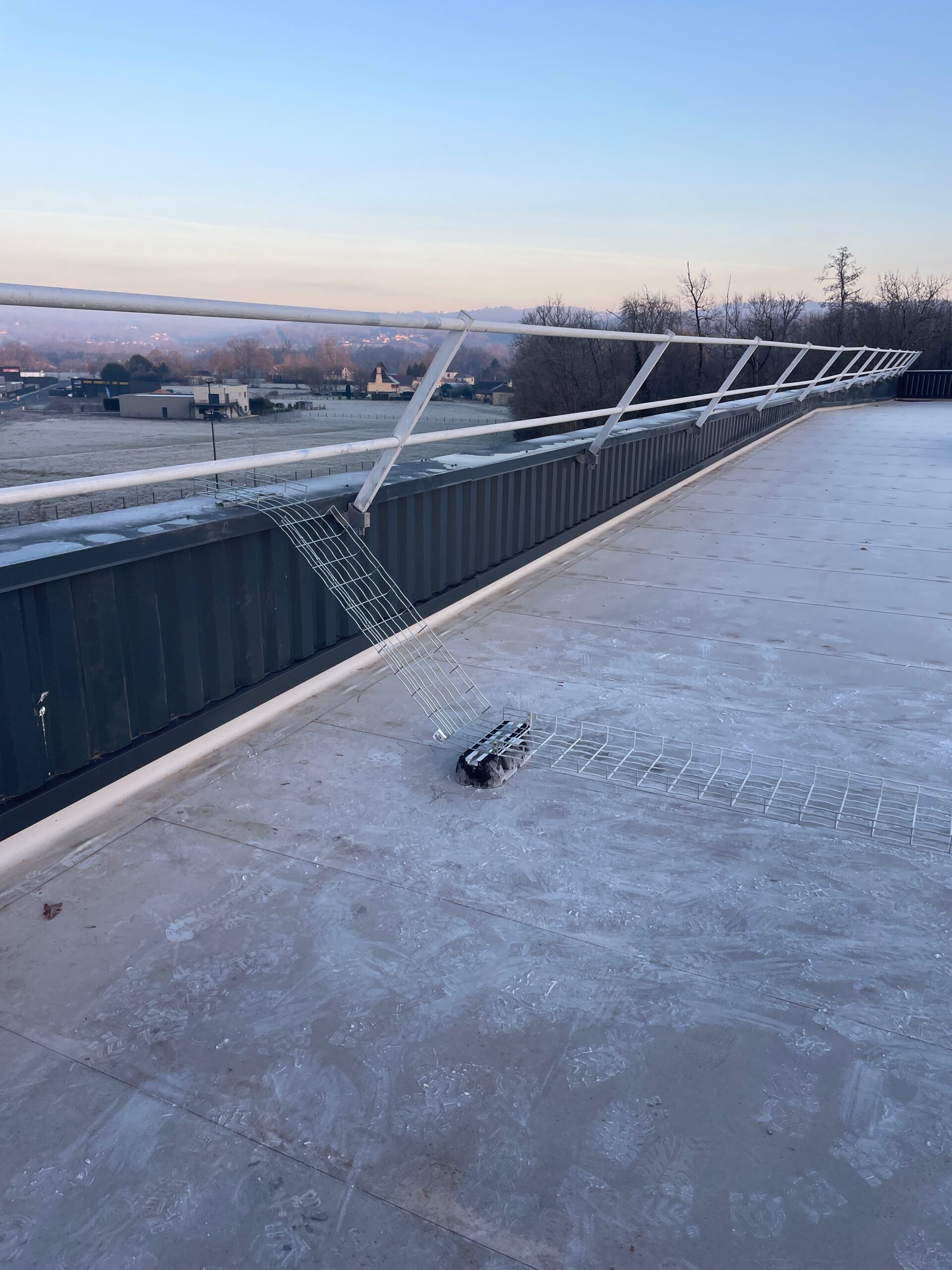 Installation d’un casier Mondial Relay sur plot lesté par un électricien à Marmande 47200, avec raccordement électrique et mise en service connectée.