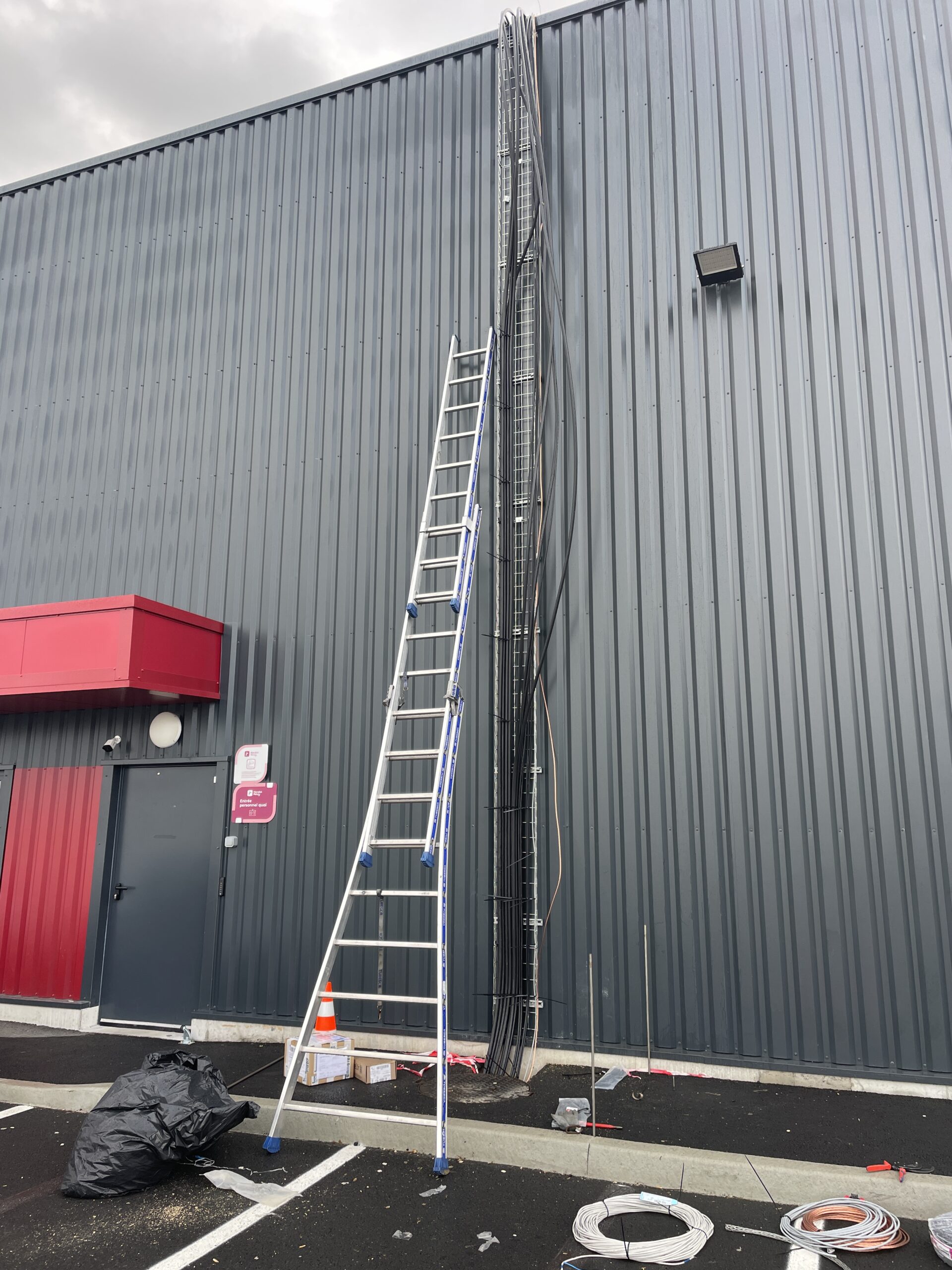 Installation d’un casier Mondial Relay sur plot lesté par un électricien à Marmande 47200, avec raccordement électrique et mise en service connectée.
